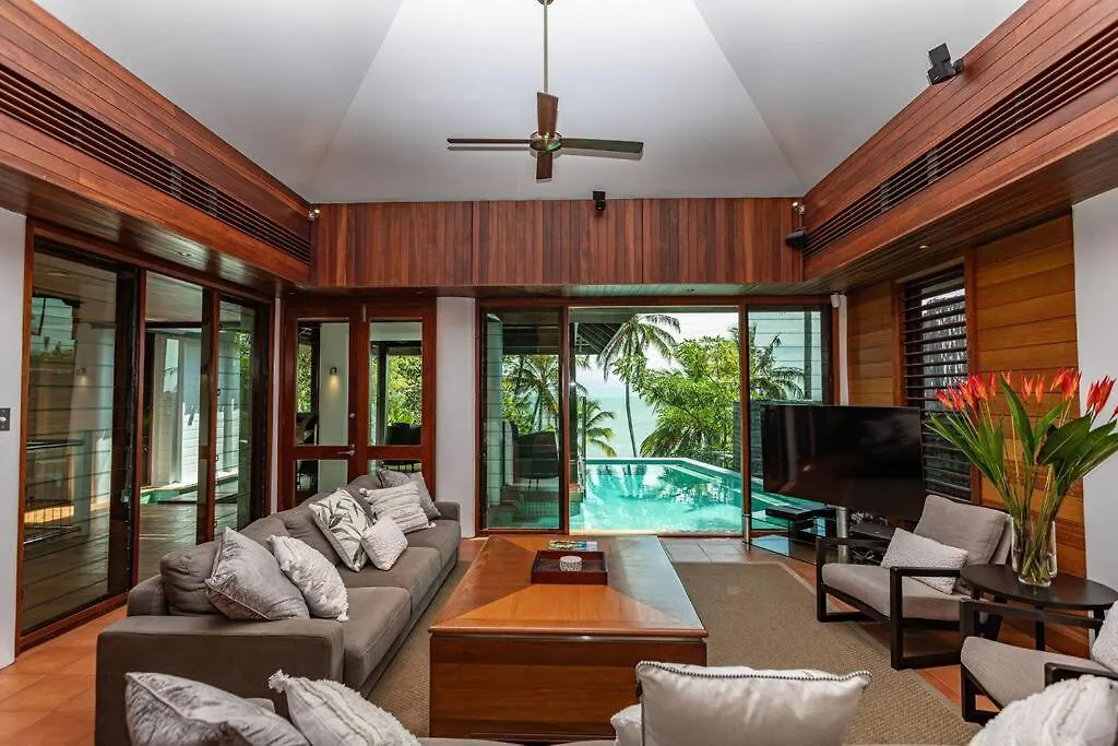 17 Wharf Street - Main House & Bungalow Port Douglas 0*,