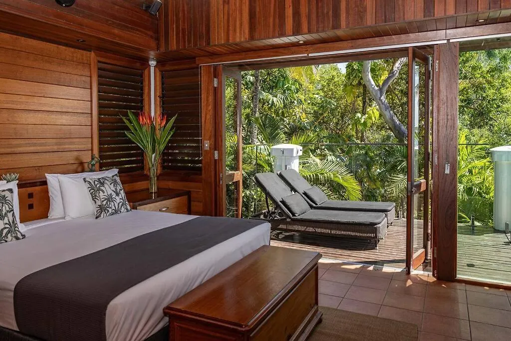 17 Wharf Street - Main House & Bungalow Port Douglas 0*,